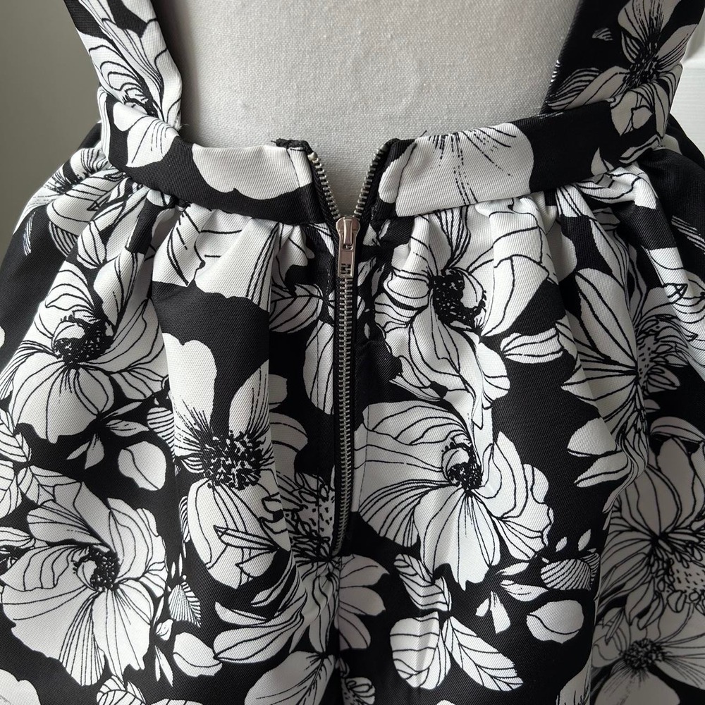 Charlotte Russe Black & White Floral Open Back Skater Dress - Size: Small - Picture 5 of 8